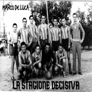 Foto in bianco e nero di una squadra di calcio giovanile schierata in posa, con titolo Marco De Luca e scritta La stagione decisiva.